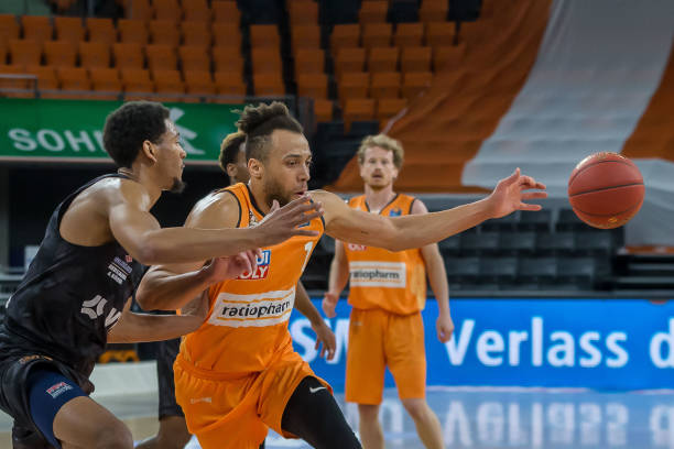 目送皮球入 目送皮球入