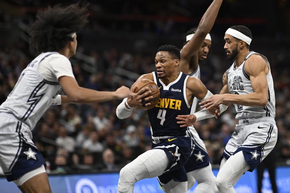 牌与媒体纷 牌与媒体纷